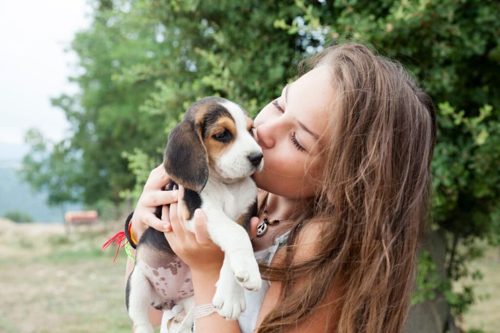 niña con cachorro perro beagle